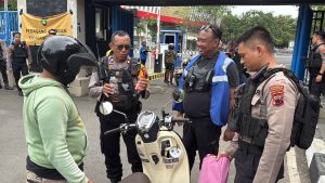 Tim Sparta Polresta Surakarta Amankan Dua Suporter Bawa Arak di Pintu Gate C Stadion Manahan