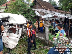 Mobil Grand Maxd Tertempar Kereta di Perlintasan Tanpa Palang Pintu di Mranggen Demak, Satu Orang Tewas