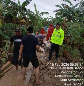 Polisi Hadir untuk Masyarakat: Polsek Genuk Sigap Bantu Warga Penggaron Lor Hadapi Banjir Kali Babon