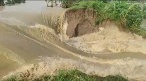 Jalur Semarang–Purwodadi Lumpuh! Tanggul Sungai Jebol Diterjang Hujan Deras Sejak Minggu Malam