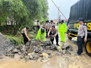 Polrestabes Semarang Terjunkan Satgas Bencana Bhayangkara Tangani Banjir di Tembalang