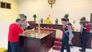 Polres Lumajang Lakukan Sterilisasi Vihara Jelang Perayaan Imlek