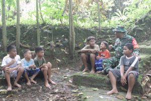 Kedekatan Dansatgas Berbagi Ceria Bersama Anak-Anak Cikuya