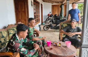 TNI Dekatkan Diri Dengan Warga Desa Kembang Di Sela Kesibukan TMMD 127