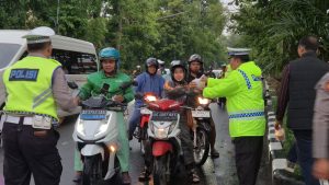 Hari Pertama Puasa, Polresta Surakarta Bagikan Ratusan Takjil, Pengendara Sampaikan Terima Kasih dan Apresiasi