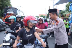 Berkah Ramadan, Polres Jepara Bagikan Takjil Setiap Hari Bersama Bhayangkari