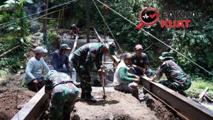 Pengelasan Besi WF Jadi Tahap Krusial Pembangunan Jembatan TMMD Ke-127 Di Desa Krisik