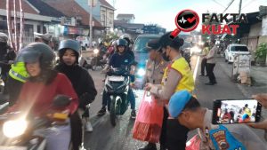 Polres Sukoharjo Bagikan 250 Paket Takjil di Tugu Kartasura, Ludes dalam Hitungan Menit