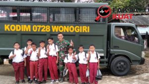 Canda Tawa Dan Edukasi Kunci Kedekatan Satgas TMMD Di Desa Kembang Wonogiri