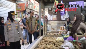 Polres Purbalingga Bersama Stakeholder Cek Harga Bapokting di Pasar Segamas