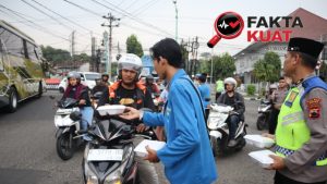 Ramadan, Polres Jepara Bersama Mahasiswa Bagikan Ratusan Takjil Sambil Edukasi Lalin