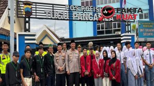 Polres Blora Gandeng Mahasiswa dan Gen Z Bagikan Ratusan Paket Takjil Serta Sembako di Tugu Pancasila