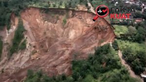 Jalur Ungaran–Mranggen Lumpuh! Longsor 250 Meter Ancam Permukiman Warga di Kalongan