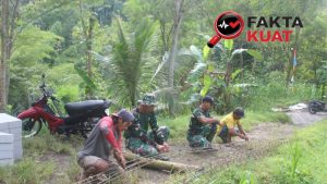 Langit Pun Seakan Menunduk, Satgas TMMD Bangun RTLH dengan Keringat yang Mengguncang Bumi Demi Harapan Rakyat”