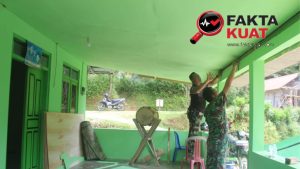 Di Bawah Langit Ramadan, Tangan Prajurit Menyulam Atap Harapan