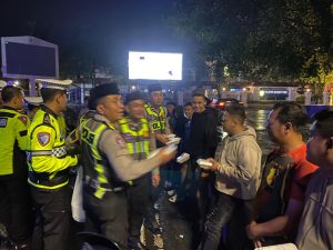 Sahur On The Road, Satlantas Polresta Pati Tebar Kepedulian dengan Bagi Bahan Makanan dan Edukasi Keselamatan