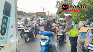 Sat Lantas Polres Wonogiri Bagikan 250 Takjil di Simpang Gudang Seng, Edukasi Tertib Lalu Lintas Selama Ramadan