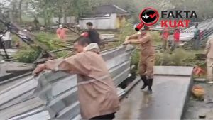 Sungguh Miris, Angin Kencang Porak Porandakan Rumah Warga di Sukodono, Polisi dan BPBD Berjibaku Lakukan Evakuasi