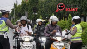Satlantas Sragen Ngabuburit, Tebar 200 Takjil Ramadan di Simpang Sukowati