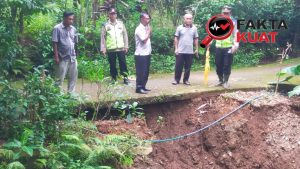 Hujan Disertai Angin Kencang, Bahu Jalan di Karanggayam Longsor