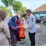 Dinkominfo Peduli , Bagikan 30 Bingkisan Kepada Warga Sekitar