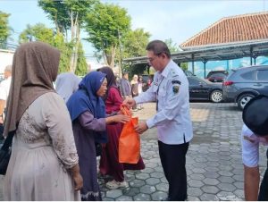 Dinkominfo Peduli , Bagikan 30 Bingkisan Kepada Warga Sekitar