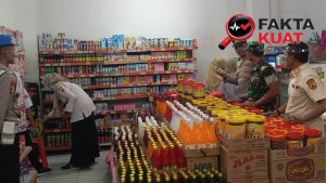 Babinsa Cek Makanan dan Minuman Kedaluwarsa Jelang Lebaran 2026