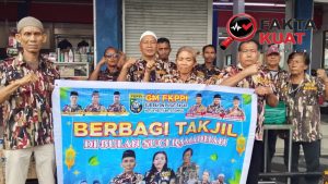 GM FKPPI Rayon dan Sub Rayon Pusat Pasar Bagi Ratusan Takjil Gratis Kepada Warga