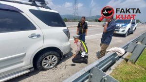 Polres Kendal Beri Pertolongan Cepat Pemudik Alami Pecah Ban di Tol Batang-Semarang