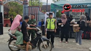Kolaborasi Seniman Dan Babinsa Berbagi Takjil Jelang Berbuka Puasa