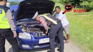 Mobil Mogok di Tol Batang–Semarang, Petugas Lalu Lintas Polres Batang Cepat Beri Pertolongan