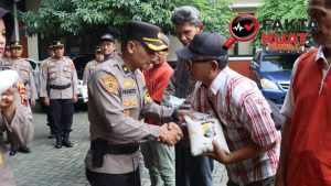 Polres Kudus Salurkan Ratusan Paket Zakat Fitrah kepada Warga dan Panti Asuhan