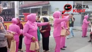 Polsek Gubug Bersama Bhayangkari Hadir Di Tengah Masyarakat Berbagi Takjil Ramandhan