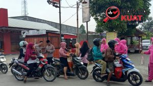Kapolsek Tanggungharjo bersama Bhayangkari Bagikan Takjil Wujud Kedekatan Kepedulian Sosial & Kebersamaan Di bulan Ramadhan