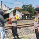 Polsek Karangawen Cek Rel Tanpa Palang di Demak, Pastikan Keamanan Pemudik