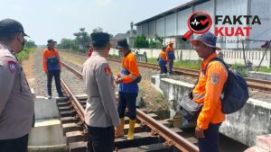 Kapolsek Karangawen – Demak Beserta jajarannya Sisir Rel KA Untuk Antisipasi Kecelakaan Di Perlintasan Tanpa Palang Pintu