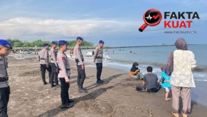 Pengamanan Ketupat di Pantai Akkarena, Dit Polairud Polda Sulsel Hadirkan Nuansa Aman dan Aksi Bersih Lingkungan