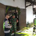 Babinsa dan Bhabinkamtibmas Amankan Misa Minggu Palma Berjalan Aman dan Khidmat