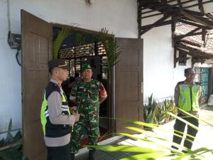 Babinsa dan Bhabinkamtibmas Amankan Misa Minggu Palma Berjalan Aman dan Khidmat