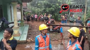 Babinsa Dayeuhluhur Turun Kelokasi Rumah Yang Tertimpa Pohon