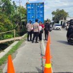 Tertibkan Puluhan Truk Kontainer Parkir di Bahu Jalan Kuripan, Kapolsek Karangawen Atur Lalin