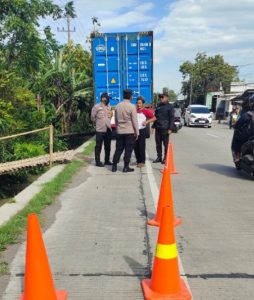 Tertibkan Puluhan Truk Kontainer Parkir di Bahu Jalan Kuripan, Kapolsek Karangawen Atur Lalin