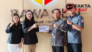 Wujudkan Keterbukaan Informasi Publik, Bawaslu Kota Semarang Menyerahkan Laporan Layanan Informasi Publik Tahun 2025