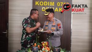 Kapolres Demak Beri Kejutan Ulang Tahun Dandim, Pererat Sinergitas TNI-Polri