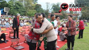 Di Tengah Rintik Hujan, Kapolres Salatiga Khusyuk Ikuti Ibadah Paskah Bersama di Alun-Alun Lapangan Pancasila