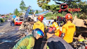 Truk Muatan Kayu Oleng di Wonosobo, Tabrak 4 Kendaraan: 2 Tewas, 3 Luka-Luka