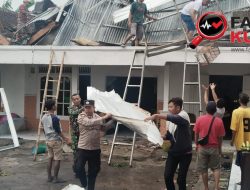 Tanggap Bencana Angin Puting Beliung, Babinsa Koramil 12/Mranggen Bantu Bersikan Reruntuhan Rumah Warga