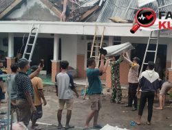 Puting Beliung Terjang Demak, Kanopi Rumah Warga Porak-poranda, Warga Sigap Gotong Royong