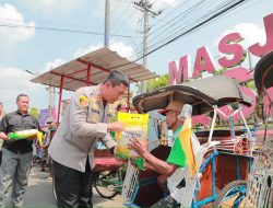 Polres Klaten Salurkan 1 Ton Beras untuk Tukang Becak dan Ojek Pangkalan di Alun-Alun