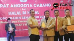 Zaenal Petir Raih Penghargaan IKADIN Semarang, Konsisten Beri Bantuan Hukum Gratis